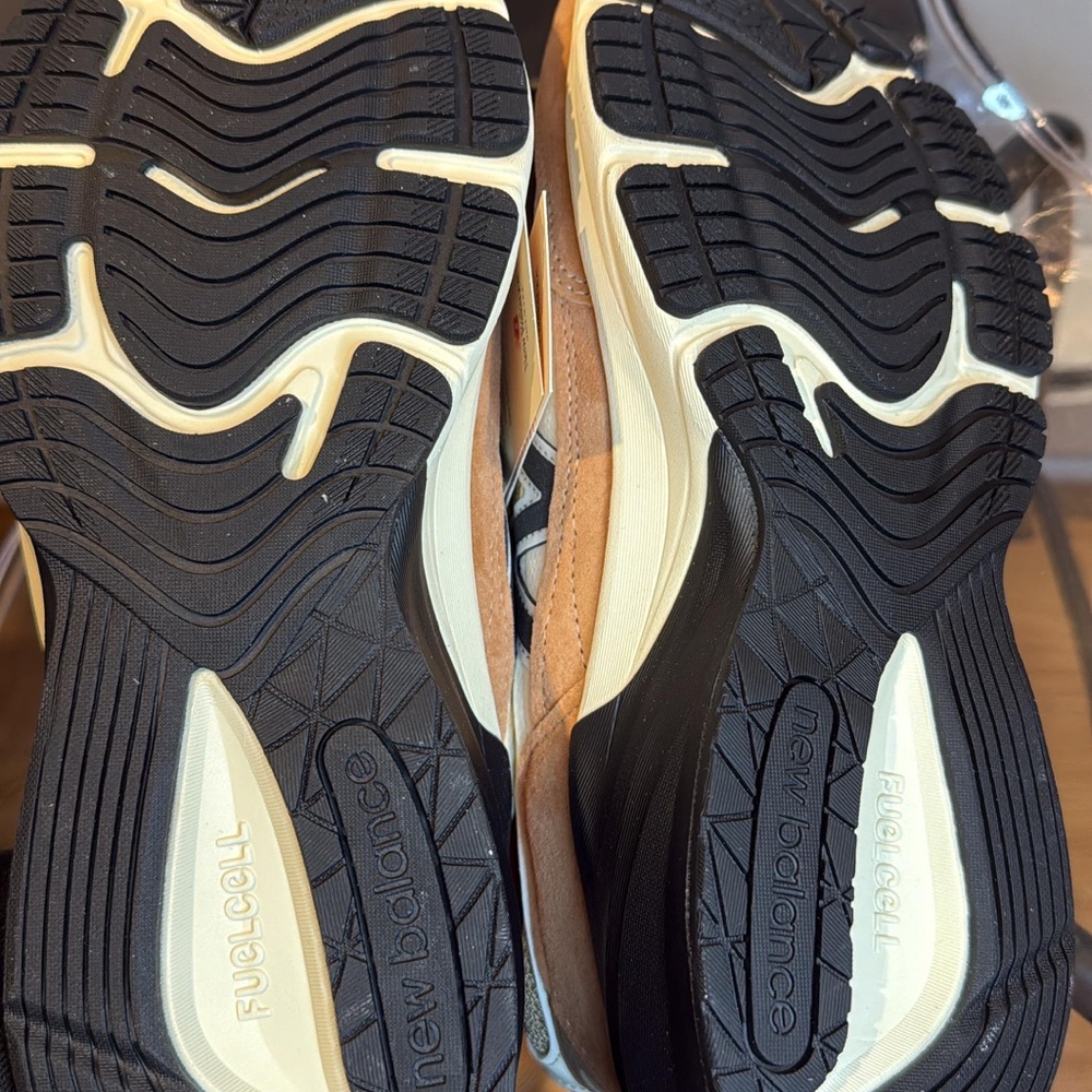 New Balance Men's Beige and Black Sneakers - Picture 6 of 8